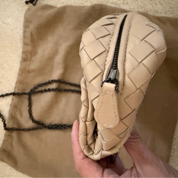 Bottega Veneta Mini Intrecciato Expandable Chain Leather Crossbody Bag - Picture 4 of 12